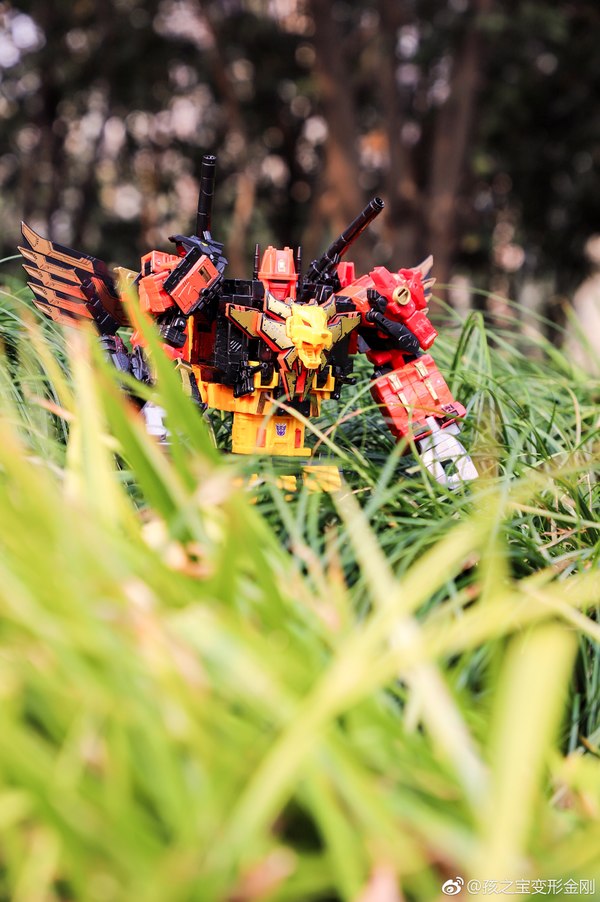 Power Of The Primes Titan Class Predaking   New In Hand Images Show Predaking Communing With Nature  (4 of 9)